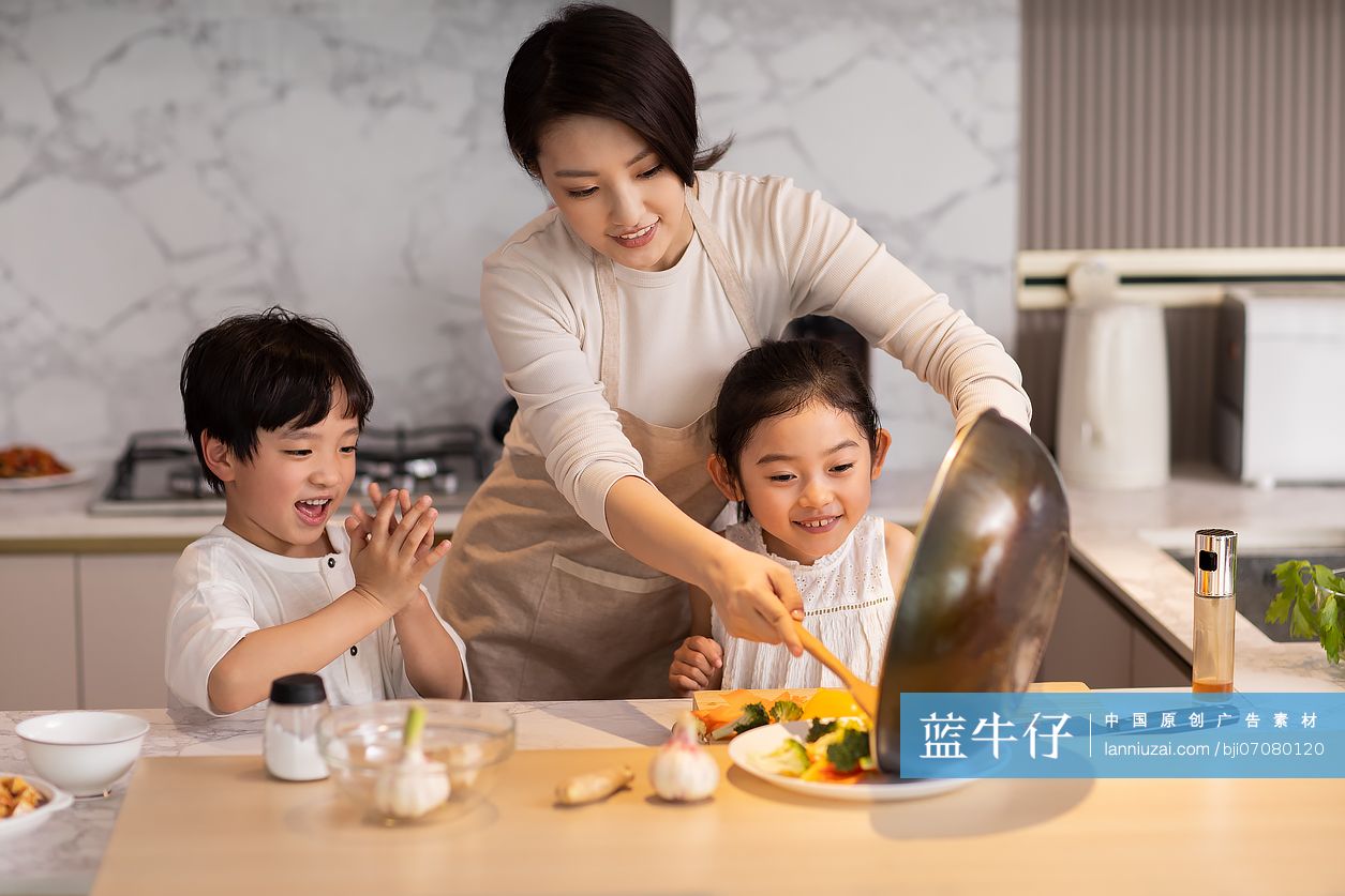 妈妈带俩孩子在厨房做饭