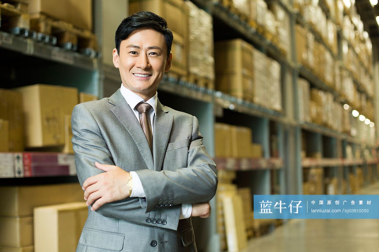 物流仓库的商务男士