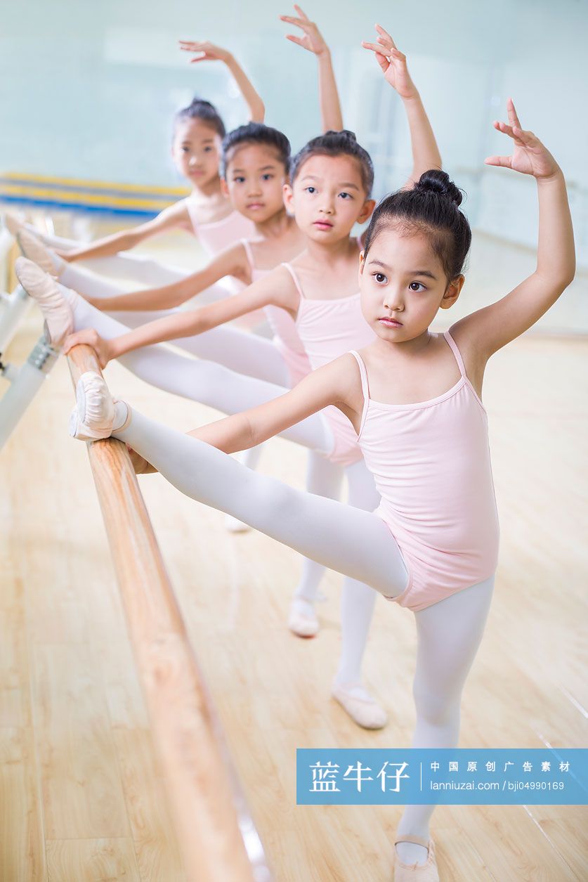 小女孩们练习芭蕾舞