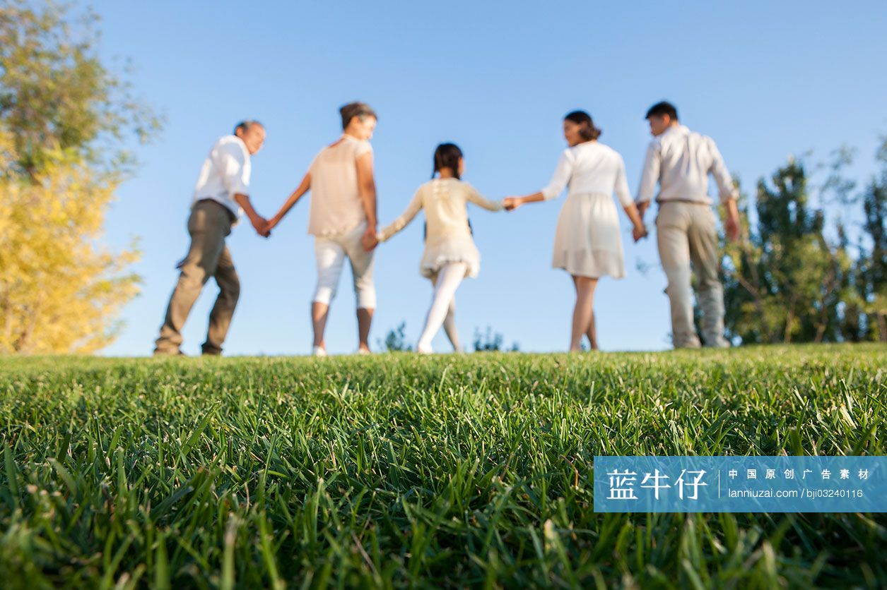 快乐一家人享受公园美好时光