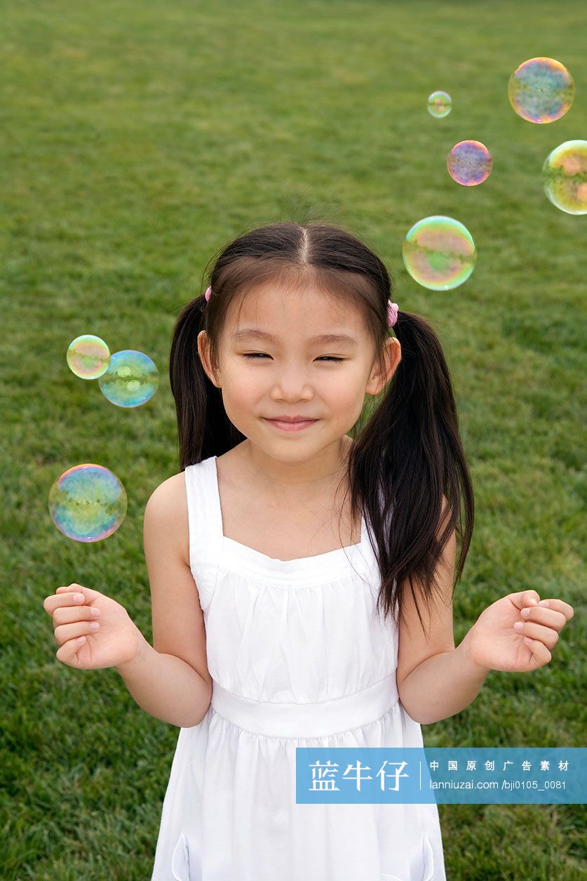 小女孩吹泡泡