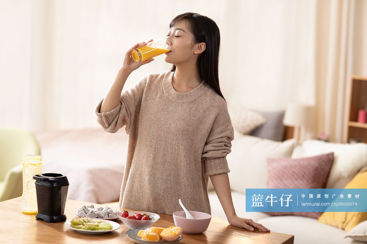 年轻女士在家榨果汁