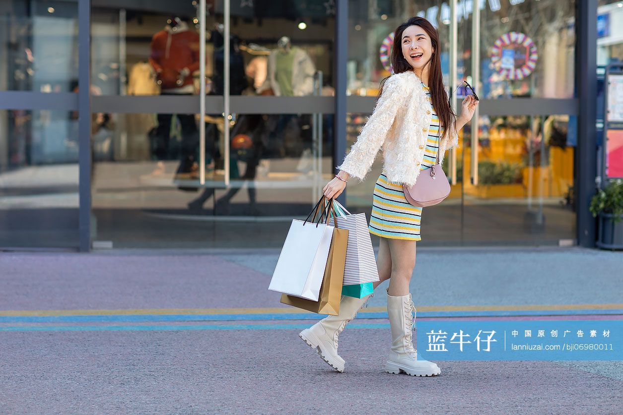 年轻美女逛街购物