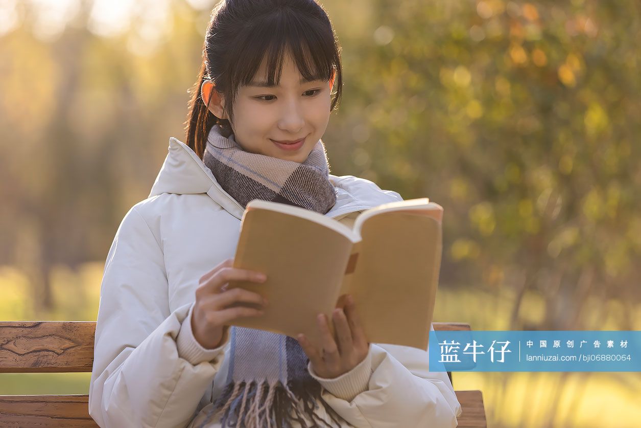 大学生在校园里看书