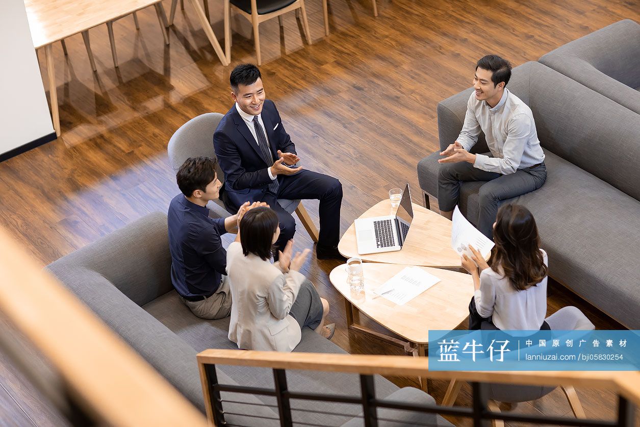 自信的商务人士在办公室讨论