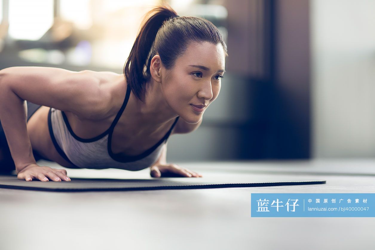 年轻女士在健身房健身