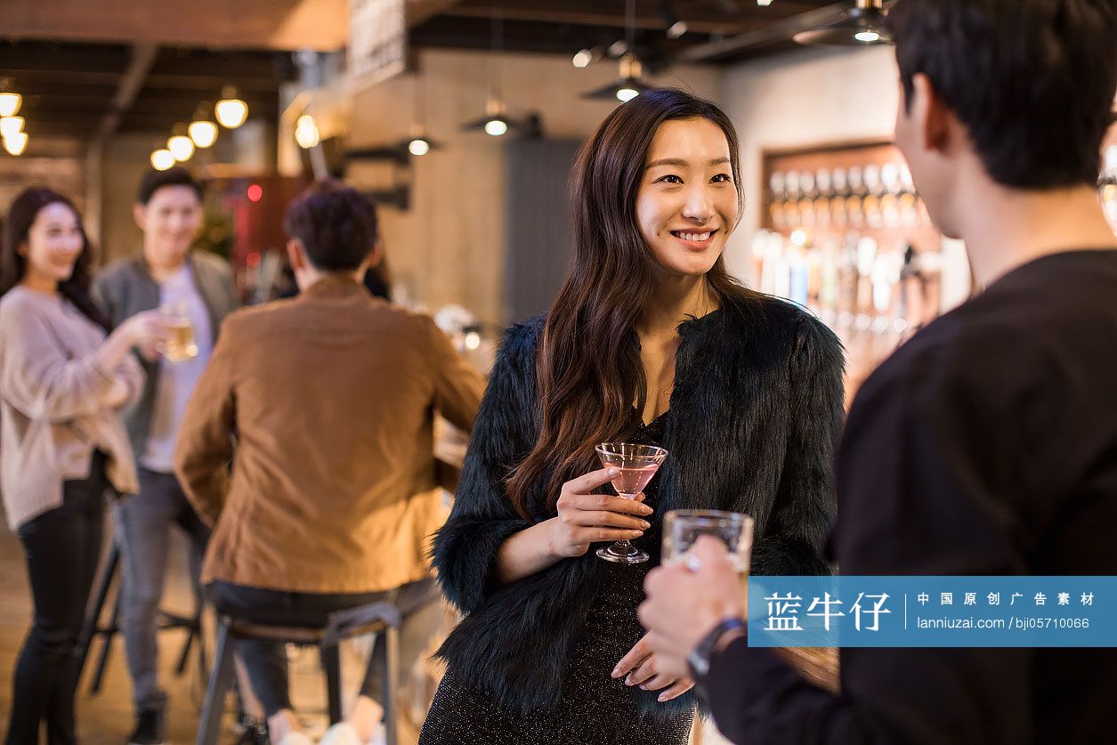 快乐的朋友们在酒吧喝酒聊天