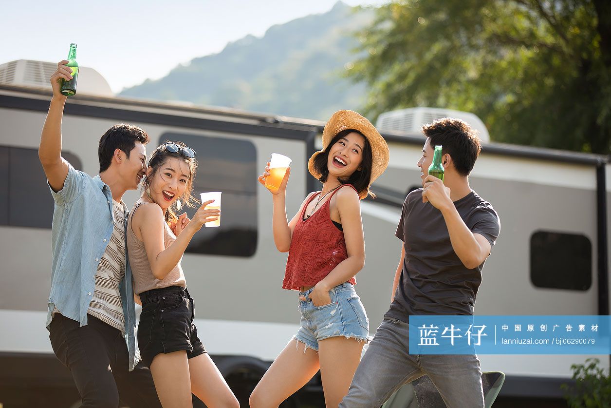 快乐的年轻朋友户外聚会