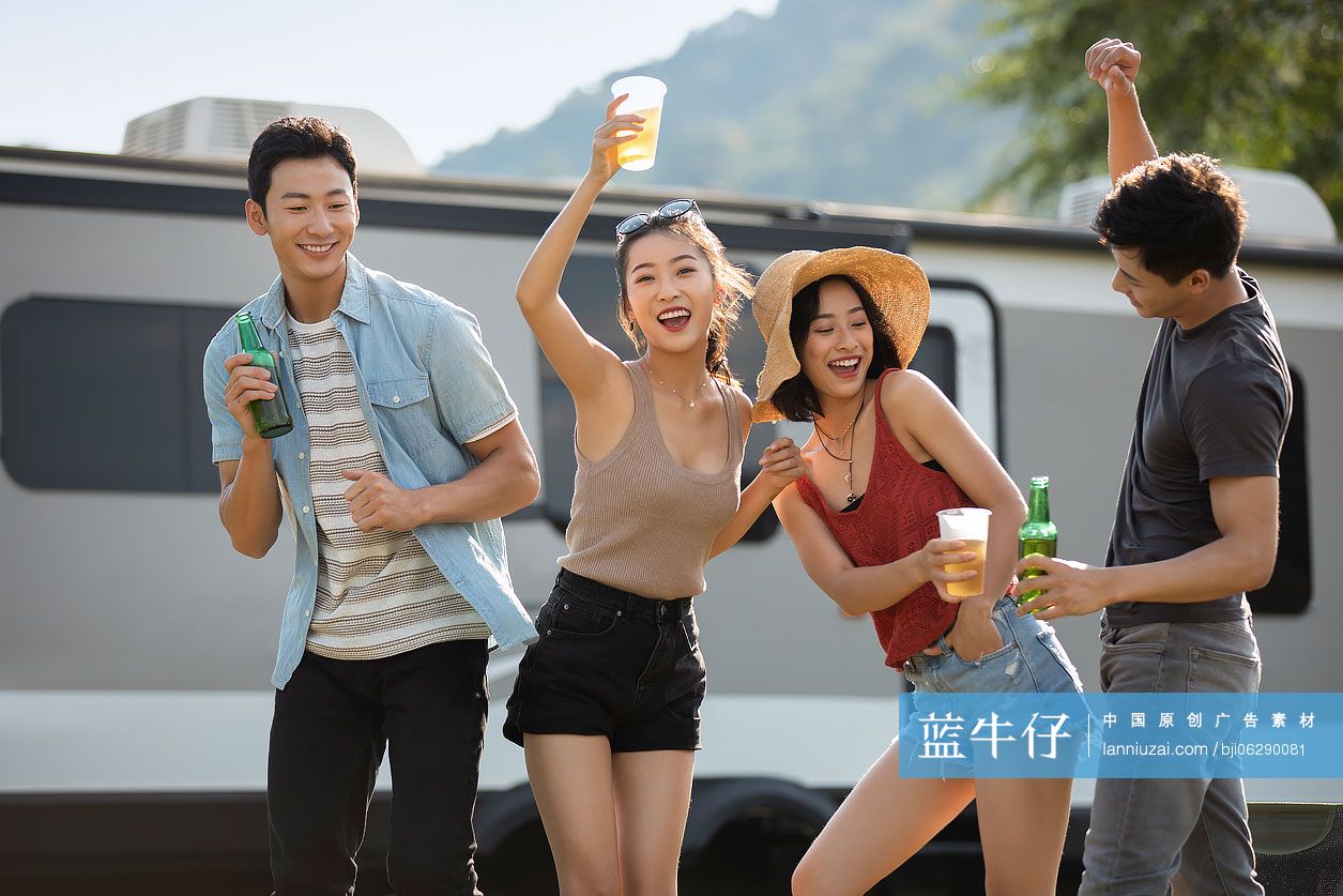 快乐的年轻朋友户外聚会