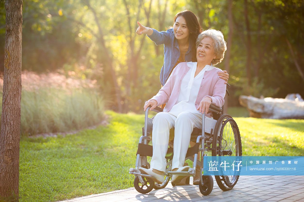 快乐的母女俩在公园聊天
