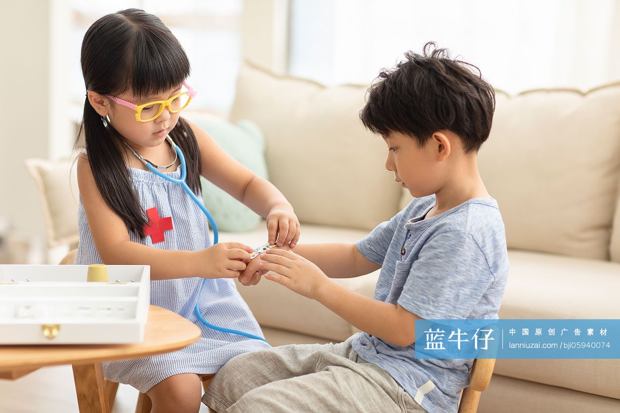 可爱的小女孩扮演医生给病人看病