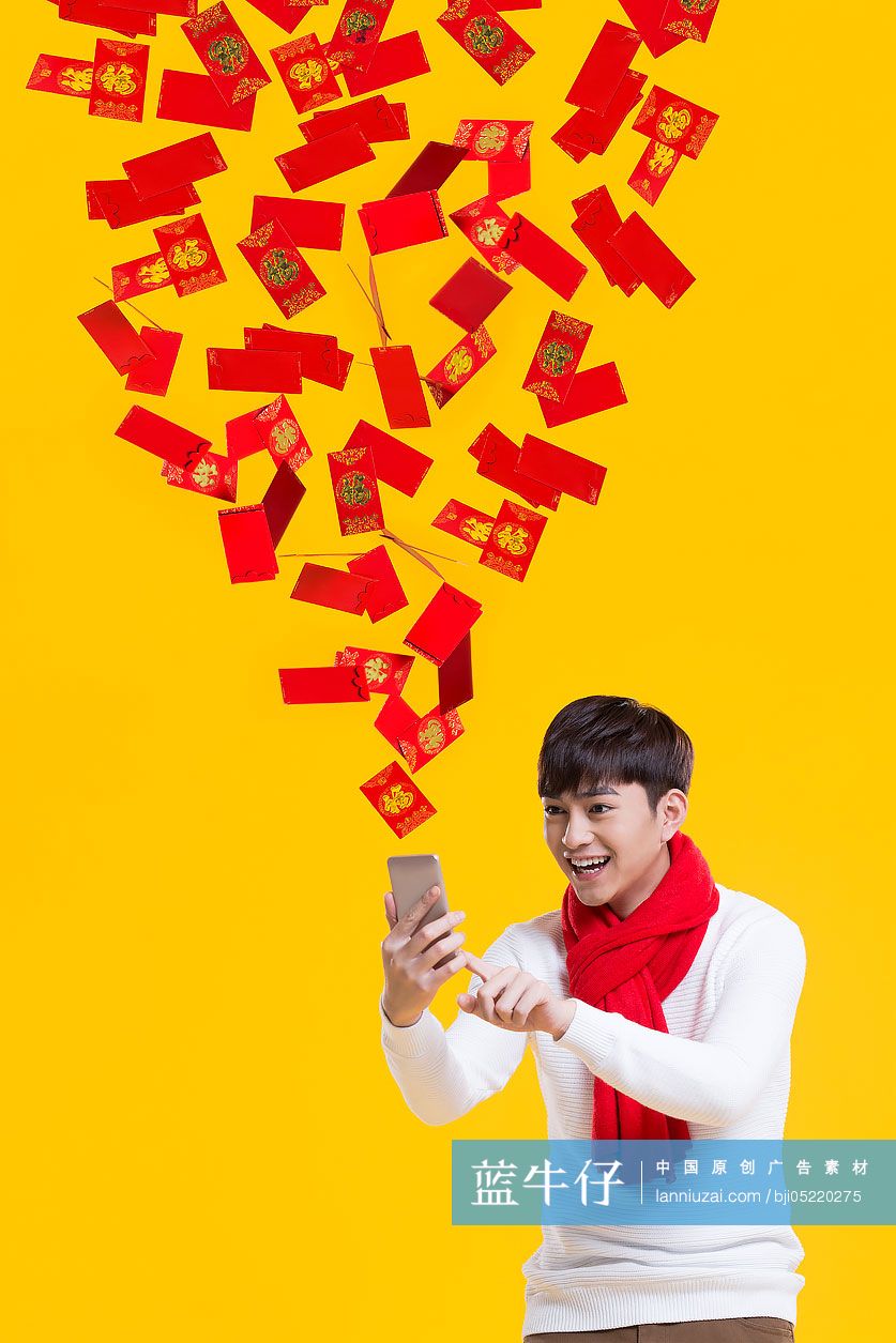 快乐的年轻男子用手机抢新年红包