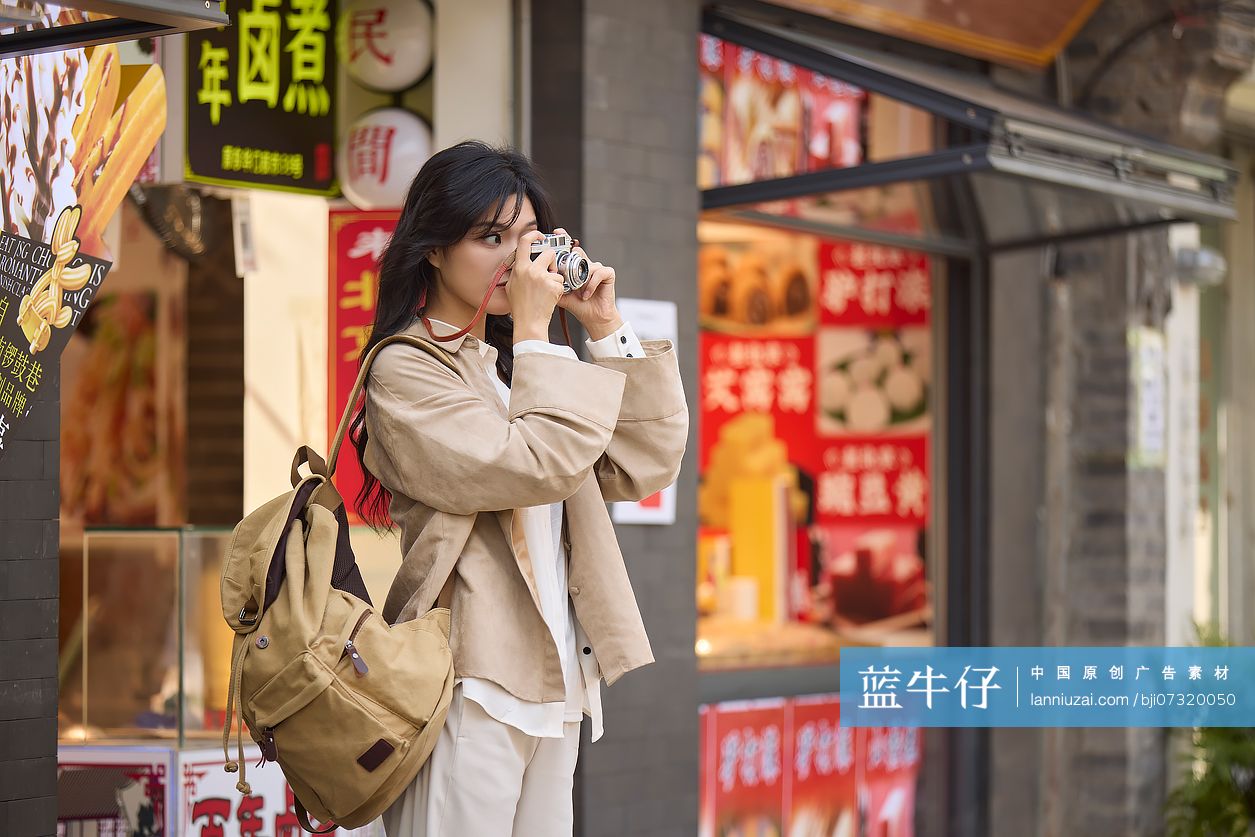 快乐的年轻女性在北京旅游