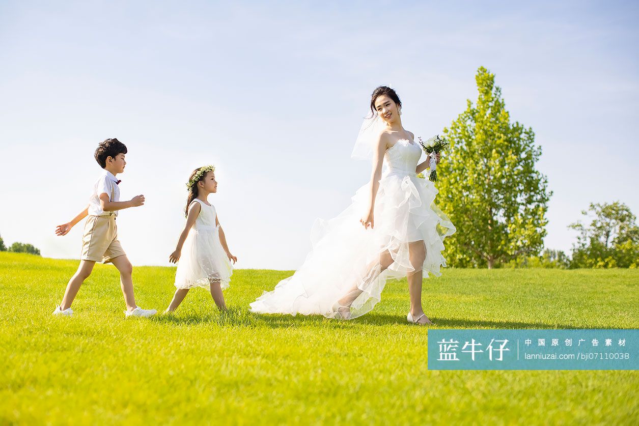 可爱的婚礼花童紧跟着新娘