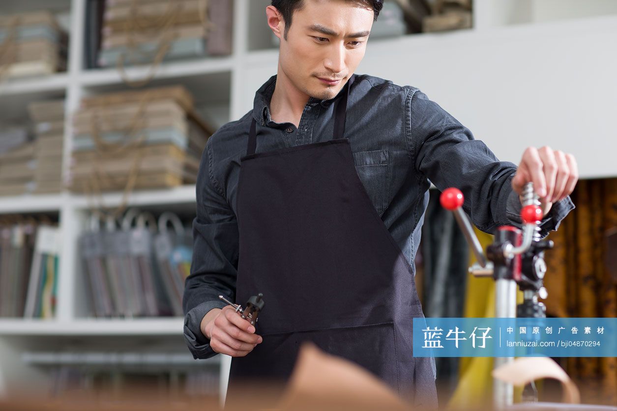 皮包手工制作师在工作室工作
