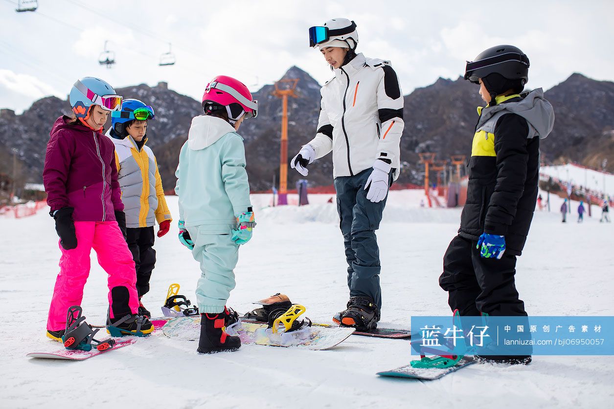 孩子们跟着教练在户外学滑雪
