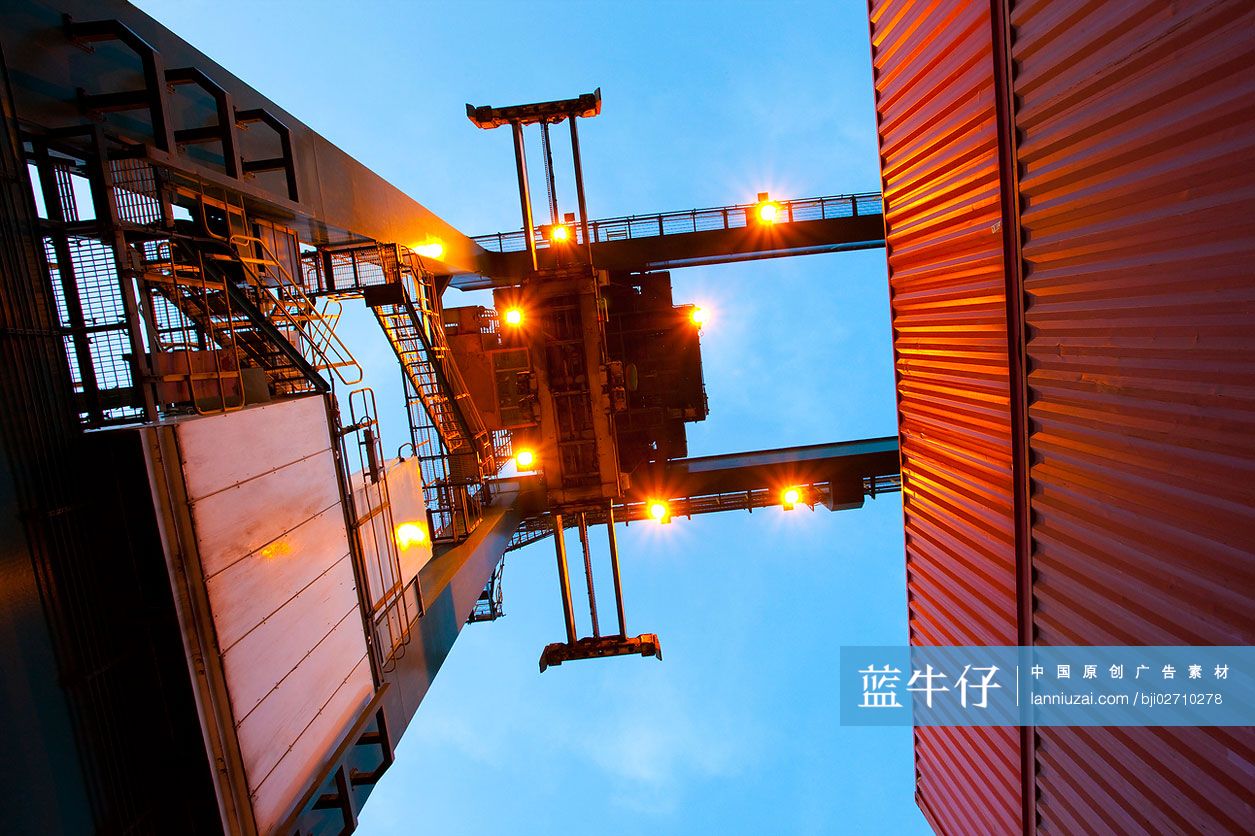 码头上的集装箱和塔吊