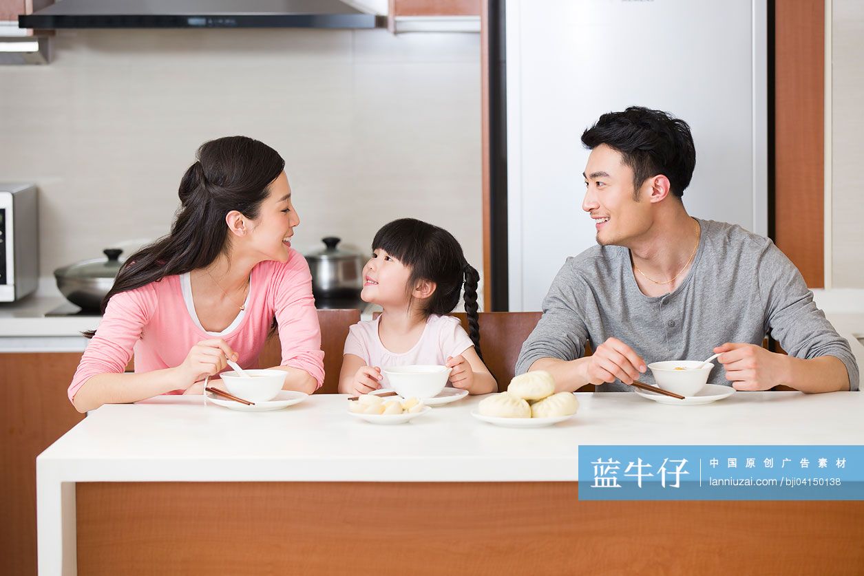 快乐的家庭吃早餐-蓝牛仔影像-中国原创广告影像素材
