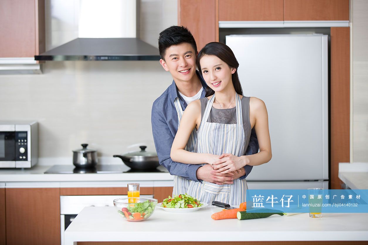 年轻情侣在厨房为朋友做饭-蓝牛仔影像-中国原创广告影像素材