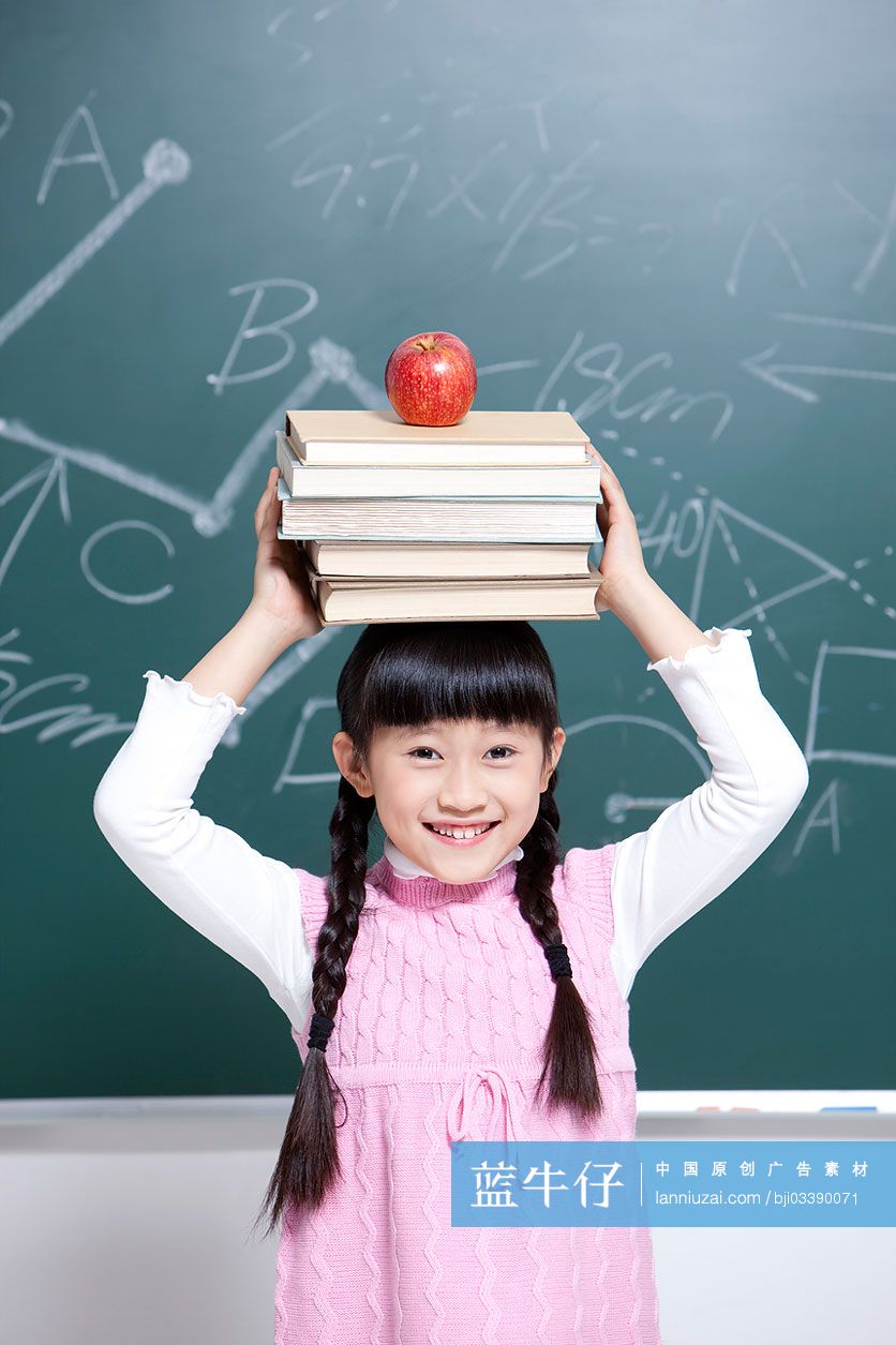 小女孩手托书本和苹果