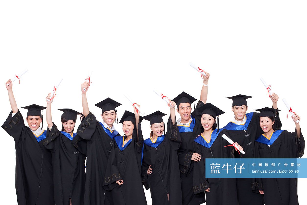 毕业生手持证书合影