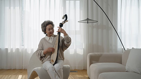 老年女子在家演奏琵琶