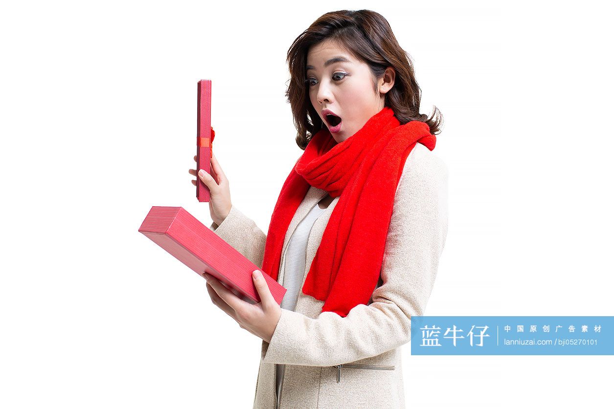 快乐的年轻女士拆开礼物