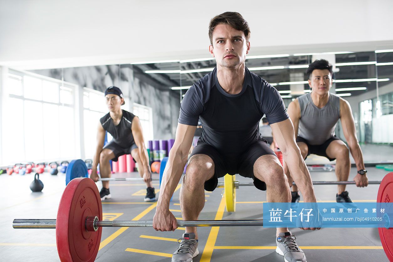 年轻人在健身房健身-蓝牛仔影像-中国原创广告影像素材