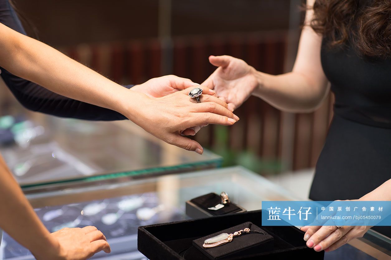 女子在珠宝店挑选戒指