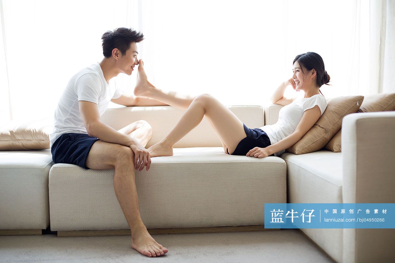 快乐的年轻夫妇在家放松