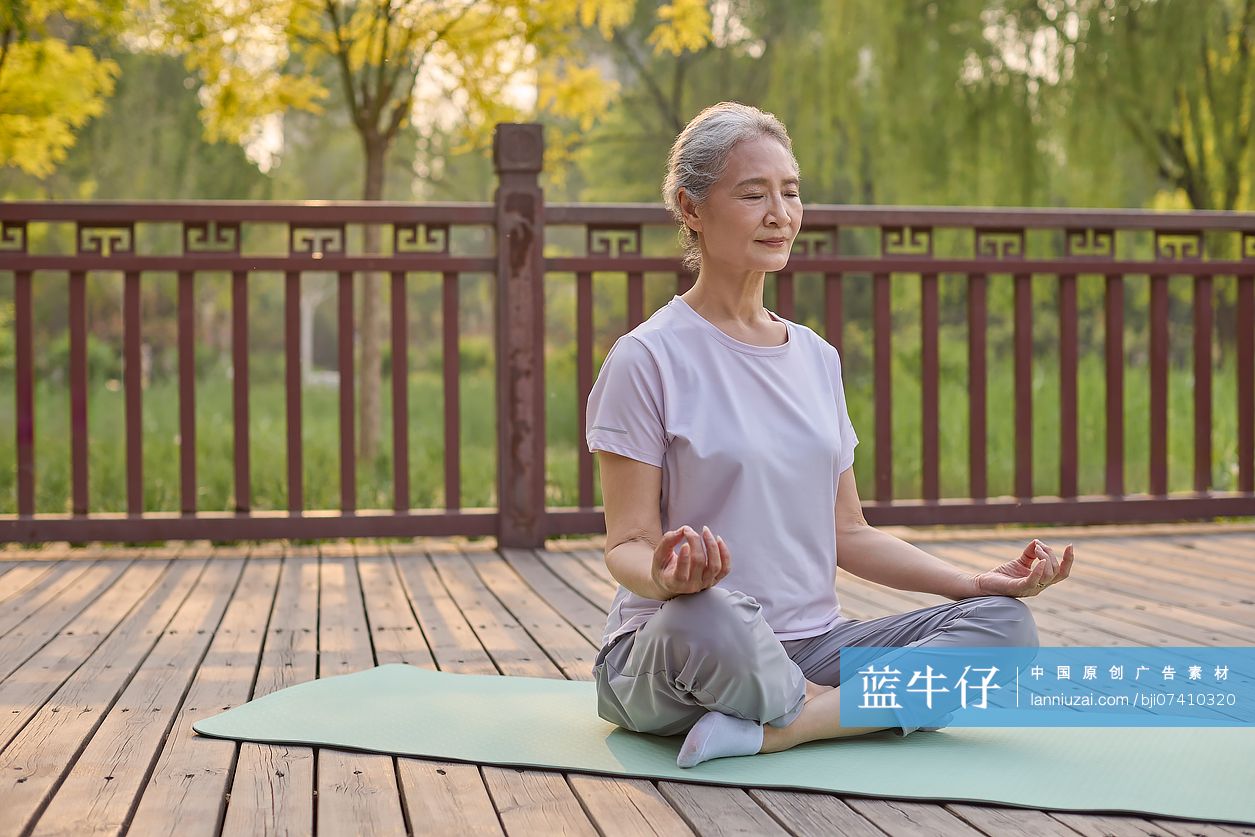老年人在公园练瑜伽-蓝牛仔影像-中国原创广告影像素材