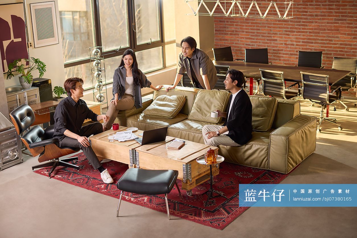 商务人士开工作会议