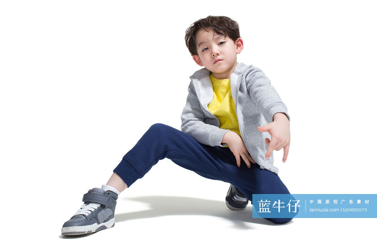 可爱的小男孩跳街舞