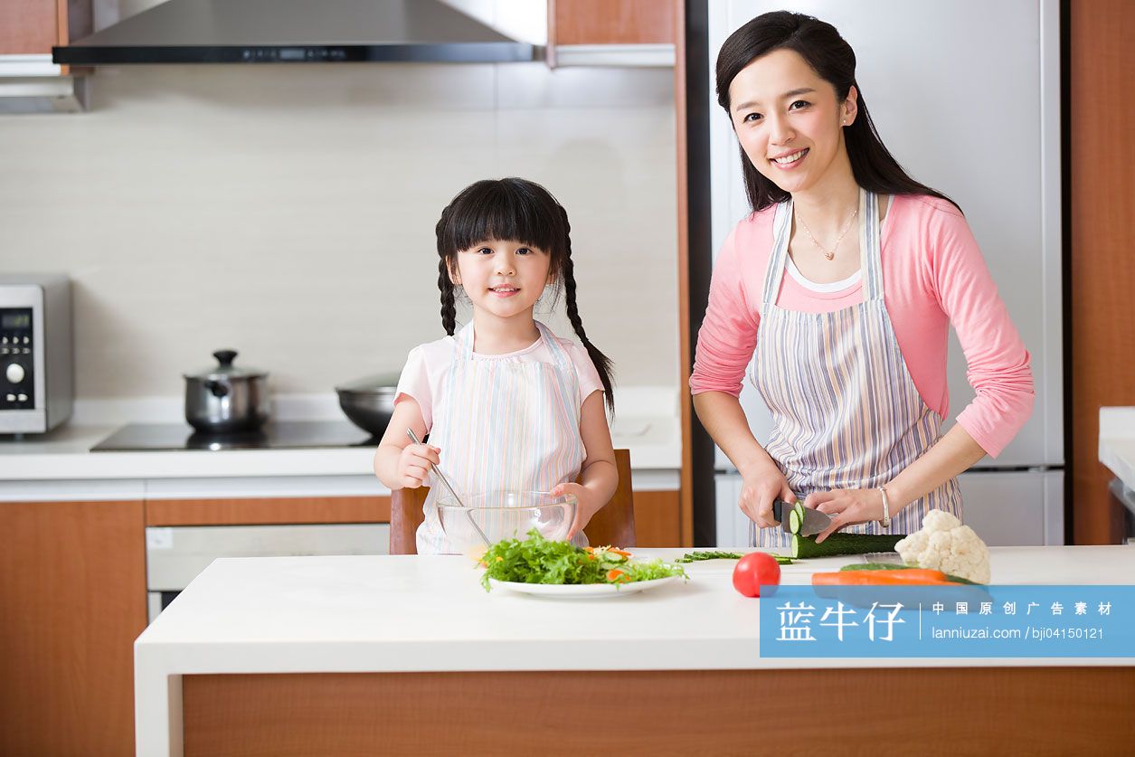 妈妈和女儿一起做饭