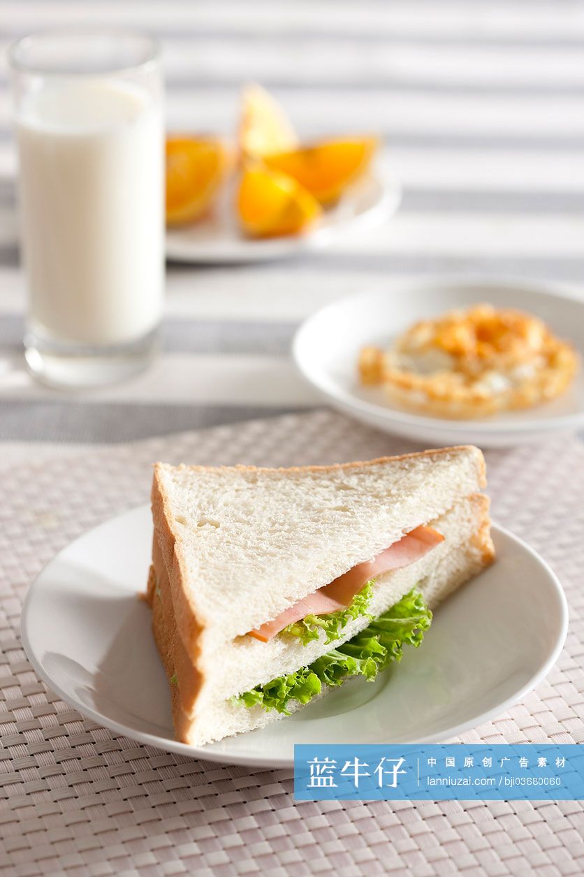 牛奶三明治早餐