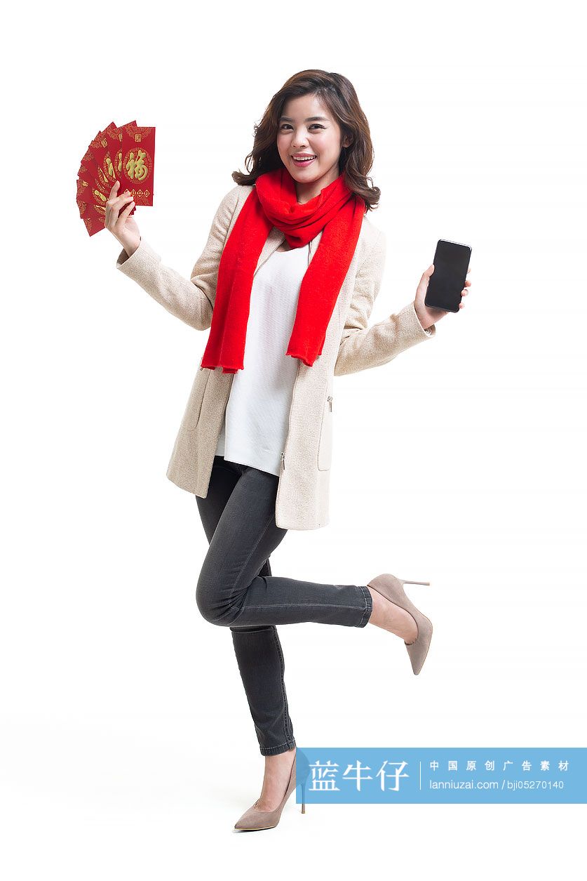 快乐的年轻女士拿着手机和红包