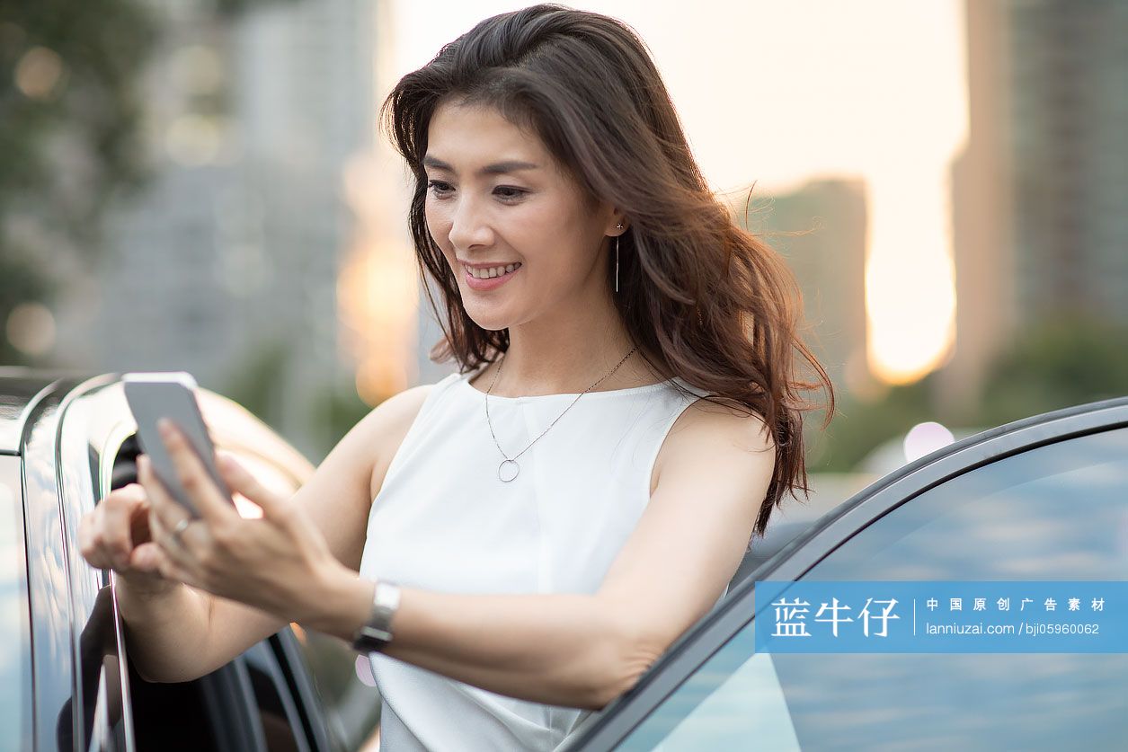 自信的商务女士使用手机