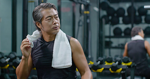 Mature Chinese man resting at gym,4K