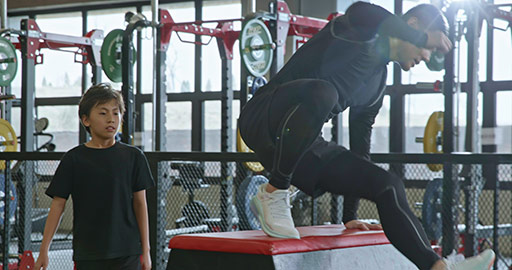 男孩在教练的指导下进行体能训练