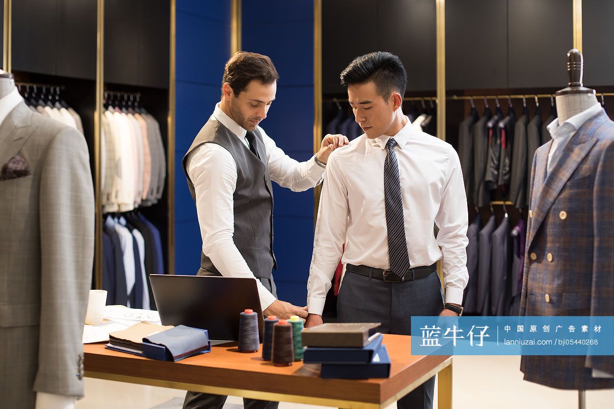 服装设计师为顾客量尺寸