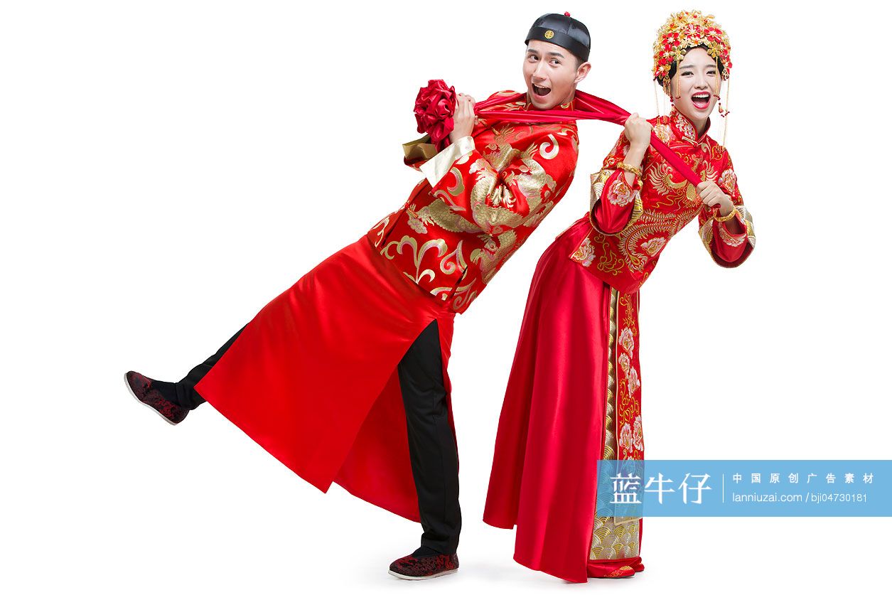 穿中式古装结婚礼服的新娘和新郎