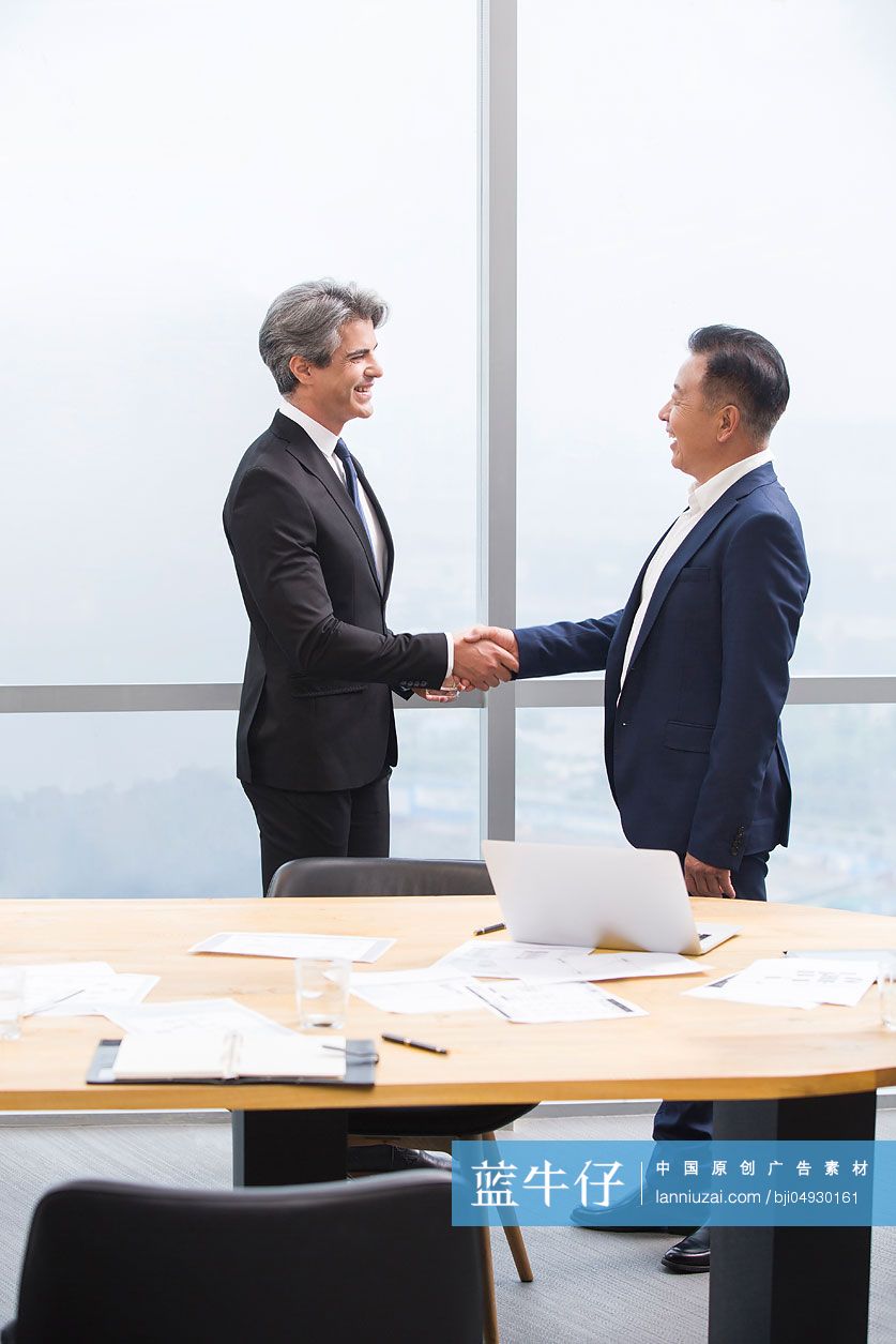 商务男士在会议室握手