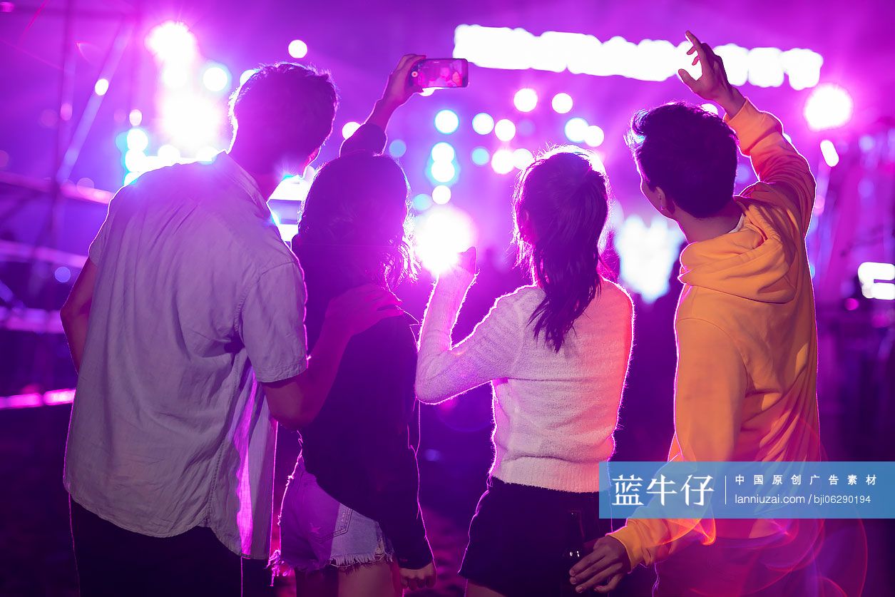 快乐的年轻朋友参加音乐节