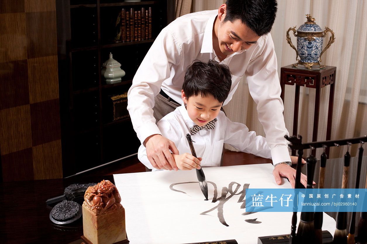 练习书法的父子
