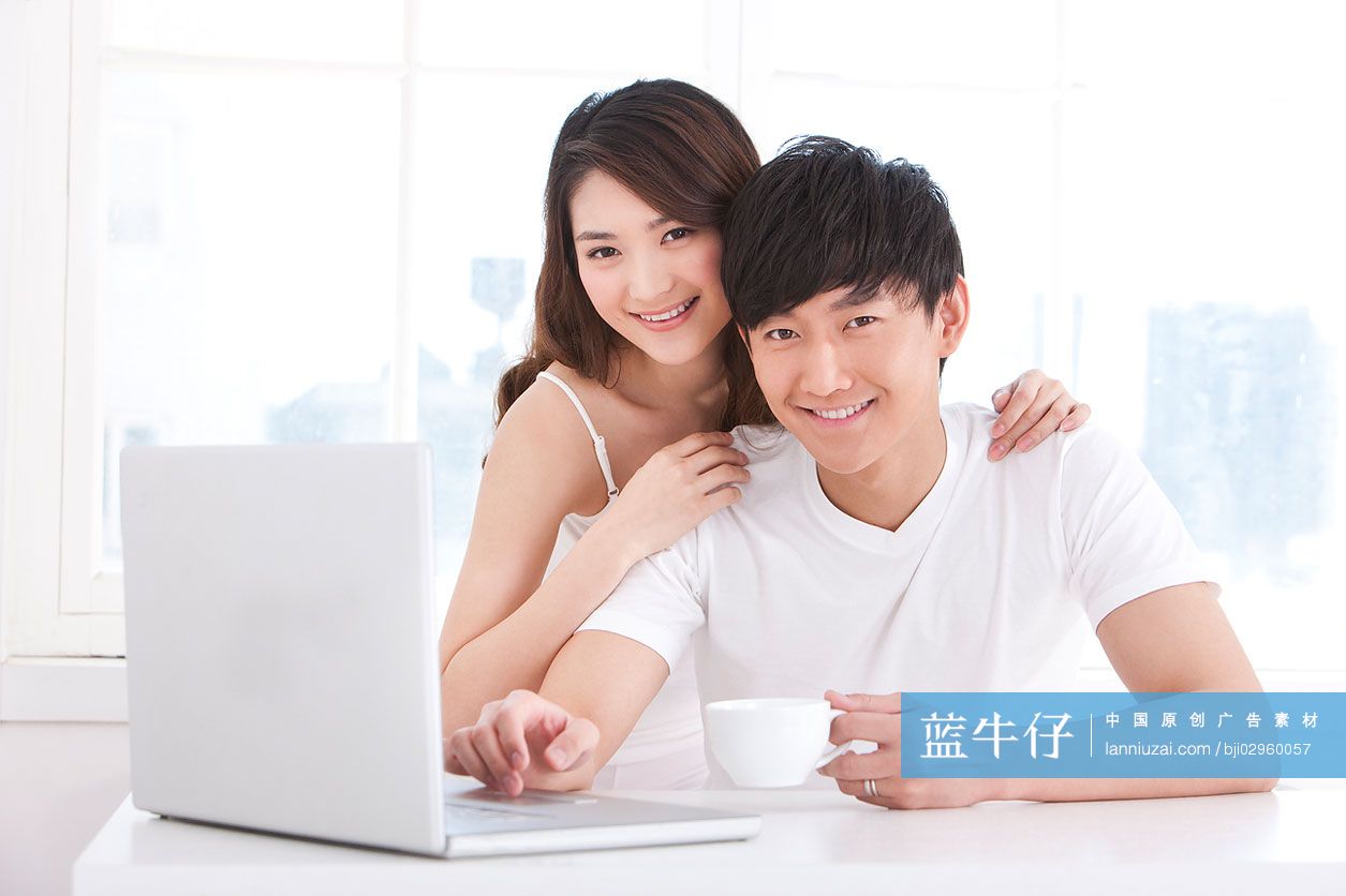 青年夫妇用笔记本电脑-蓝牛仔影像-中国原创广告影像素材