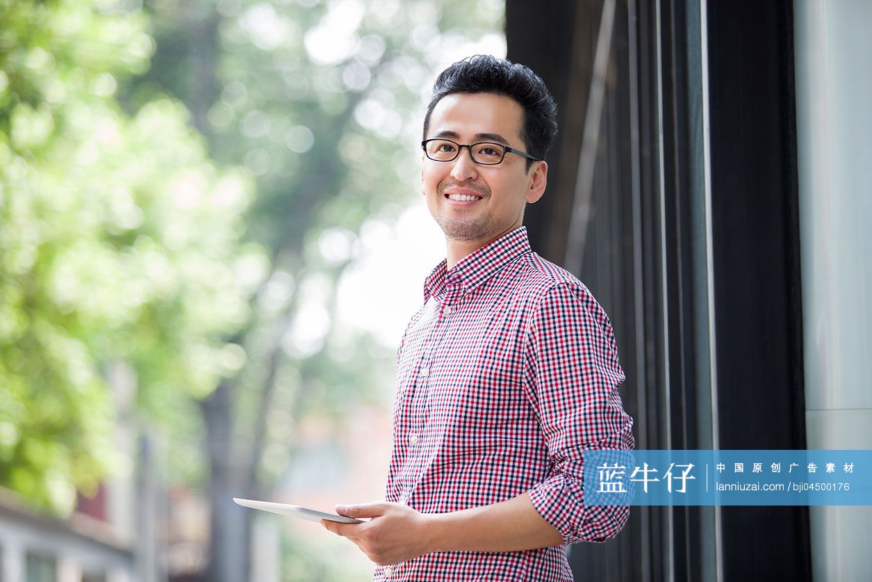 男子拿着平板电脑