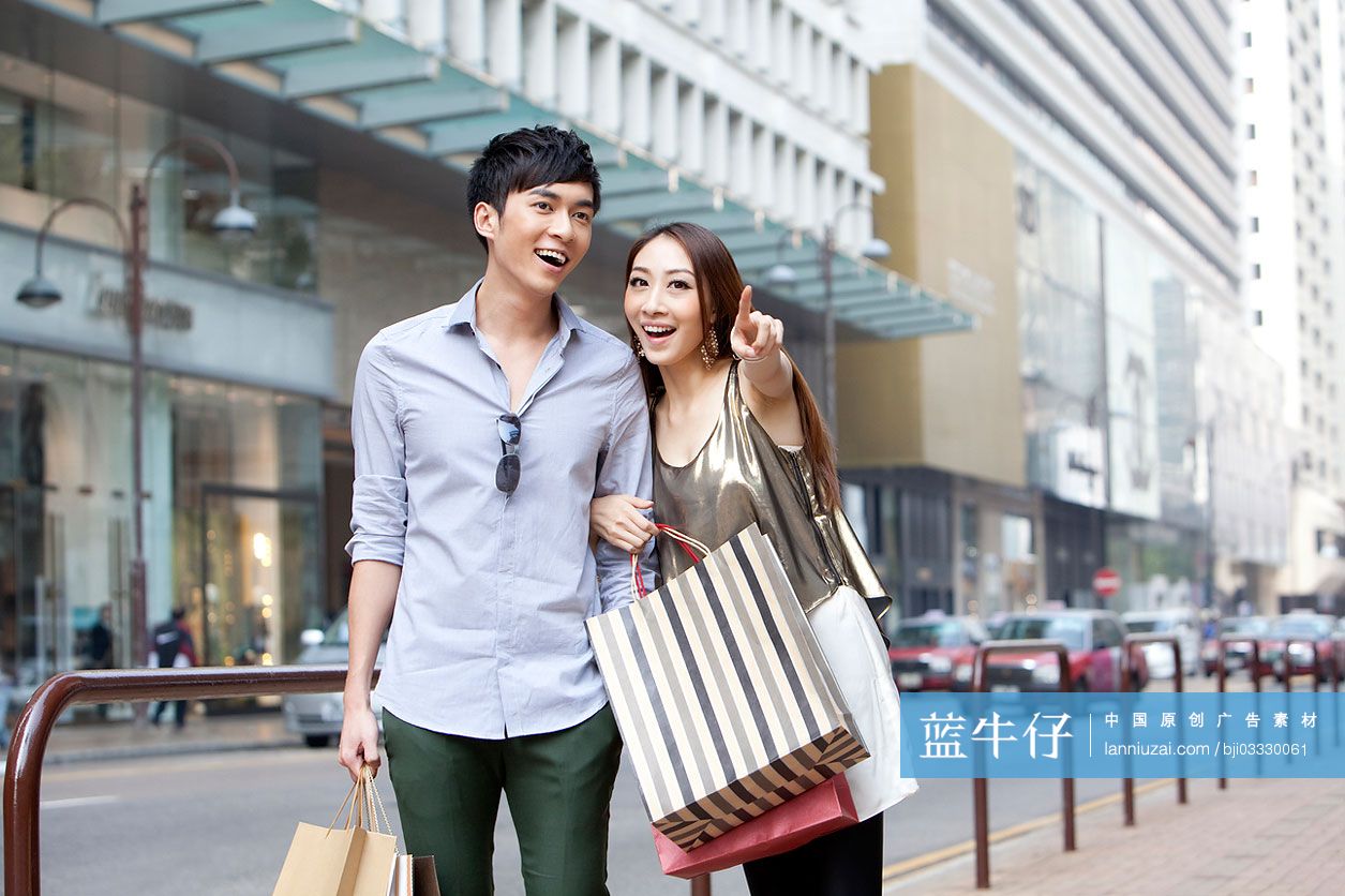 年轻情侣香港购物