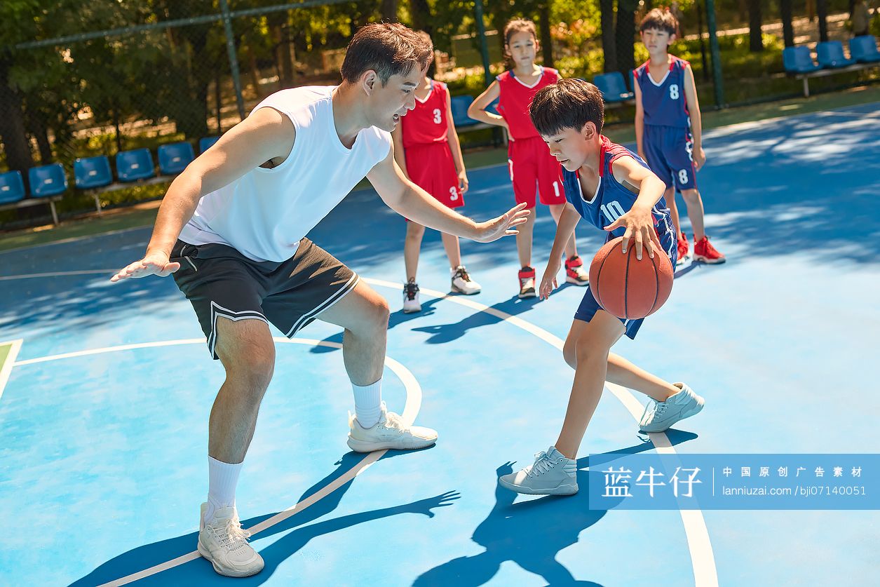 教练指导孩子们打篮球