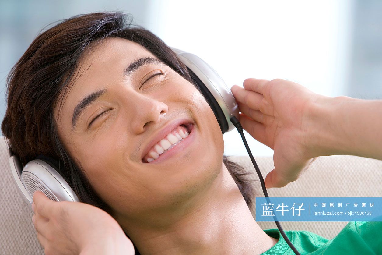 听音乐的男青年