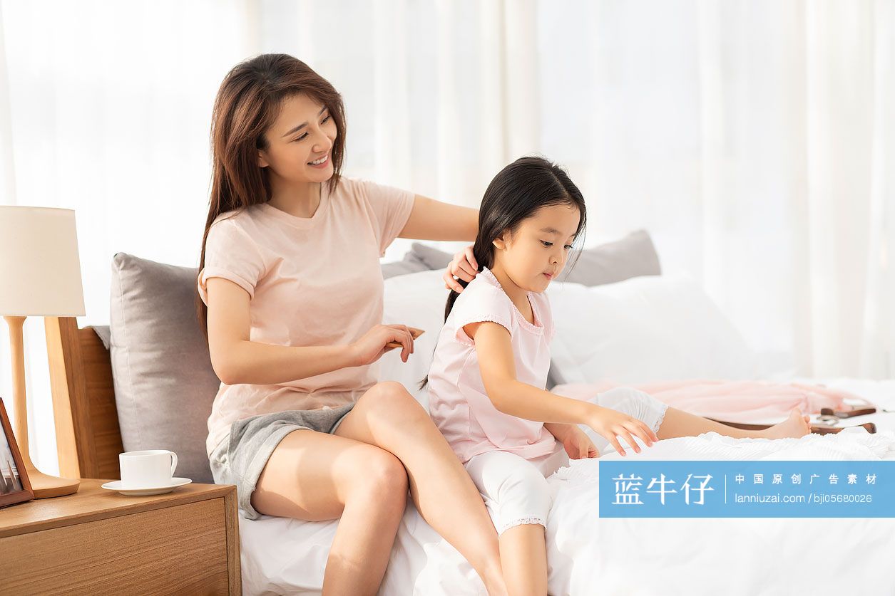 年轻爸爸在床上给女儿梳头-蓝牛仔影像-中国原创广告影像素材